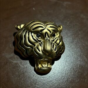 Unsigned Gold Tone Tiger Head Brooch!